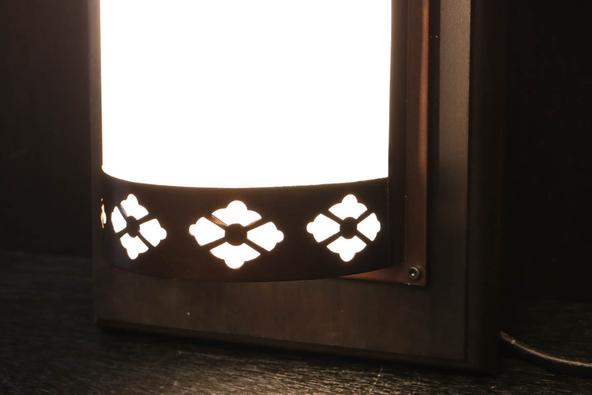 菊菱装飾金具で和の風情ある玄関灯(台座付き)　DC8102