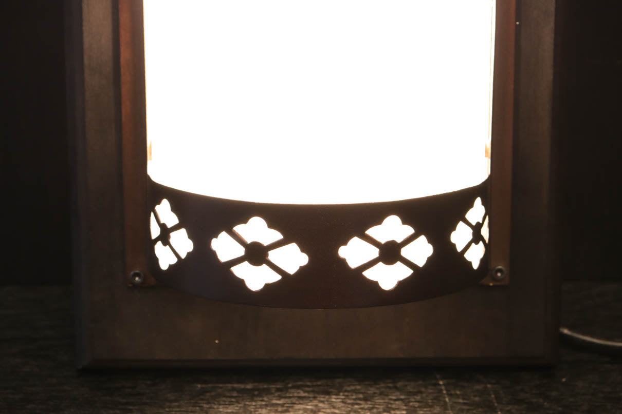 菊菱装飾金具で和の風情ある玄関灯(台座付き)　DC8102