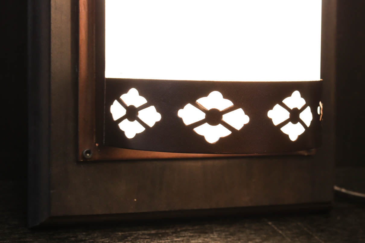 菊菱装飾金具で和の風情ある玄関灯(台座付き)　DC8102