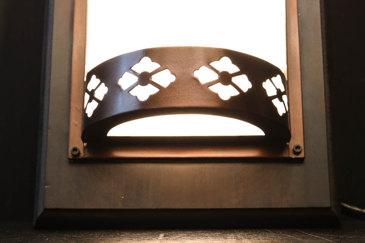 菊菱装飾金具で和の風情ある玄関灯(台座付き)　DC8102