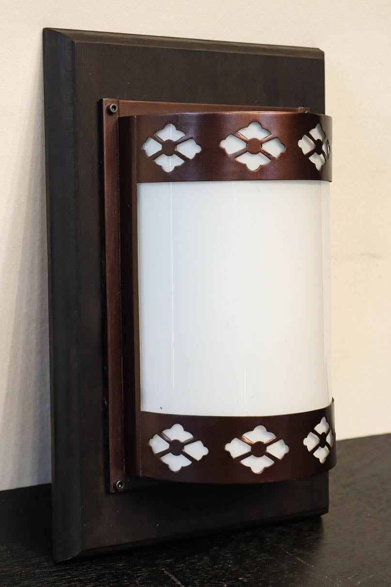 菊菱装飾金具で和の風情ある玄関灯(台座付き)　DC8102