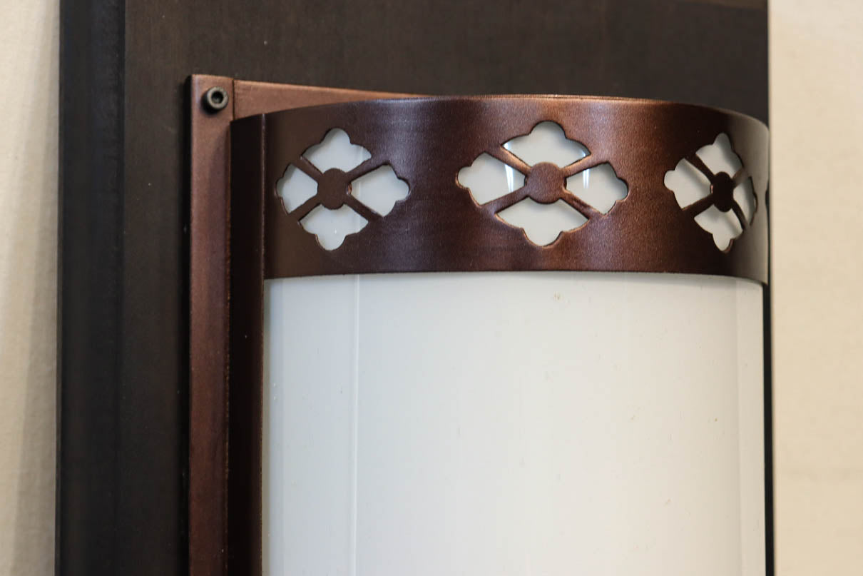 菊菱装飾金具で和の風情ある玄関灯(台座付き)　DC8102