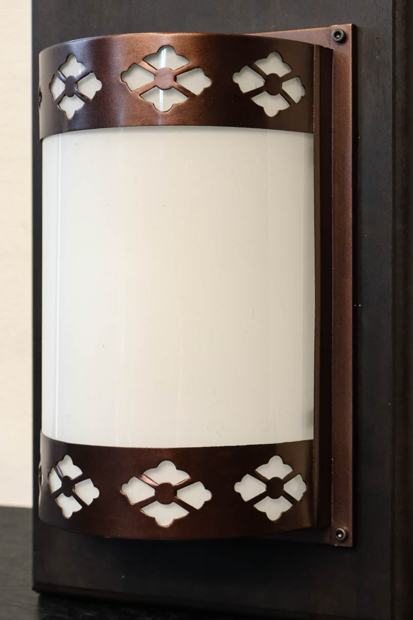 菊菱装飾金具で和の風情ある玄関灯(台座付き)　DC8102