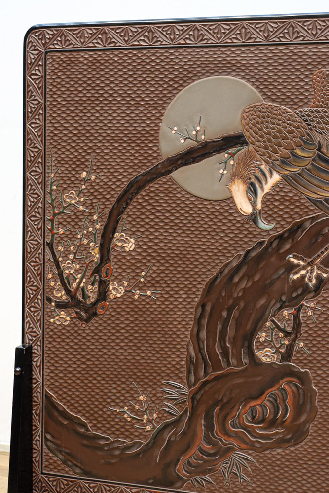 極上!! 雅な色彩で孔雀と鷹を描いた気品漂う衝立　DC8109