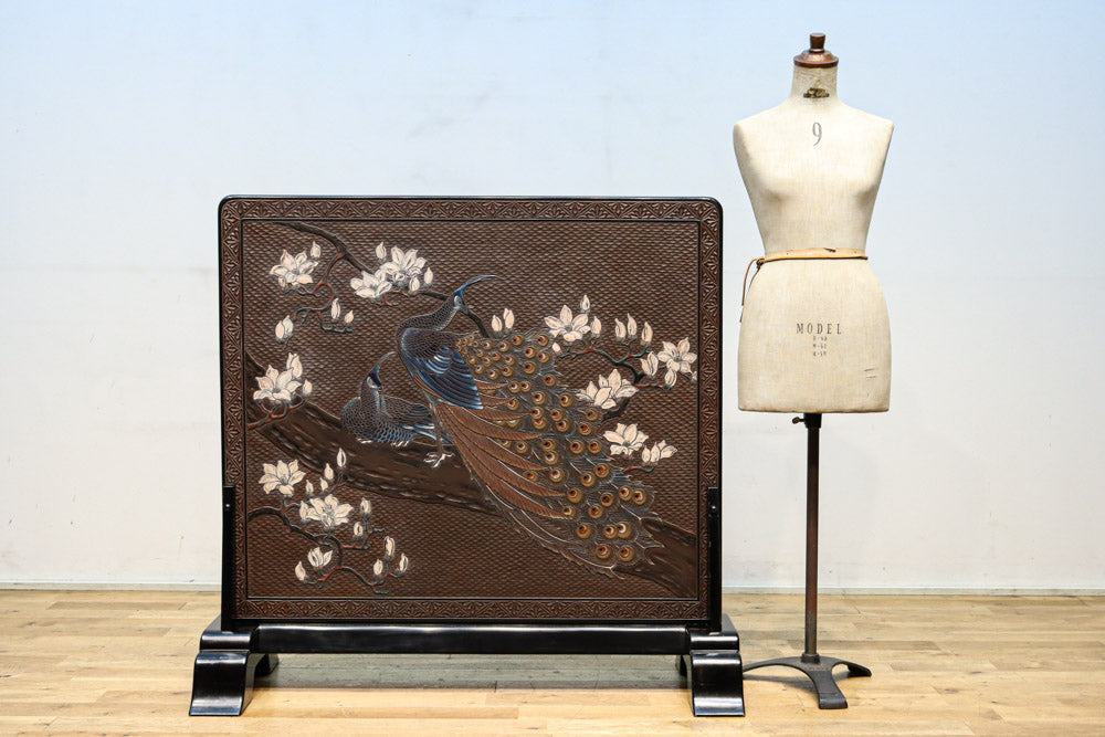 極上!! 雅な色彩で孔雀と鷹を描いた気品漂う衝立　DC8109