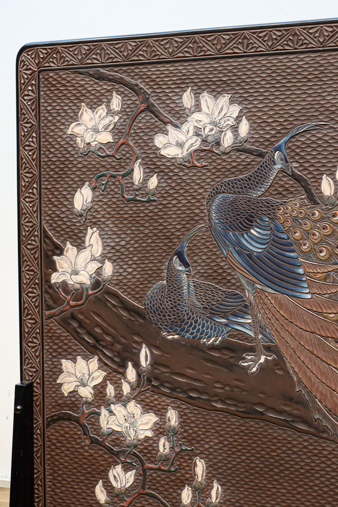 極上!! 雅な色彩で孔雀と鷹を描いた気品漂う衝立　DC8109