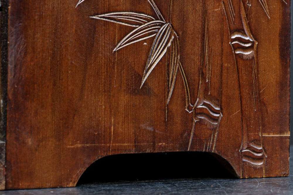 迫力ある花模様が素晴らしい日光彫の小引き出し　DC8113