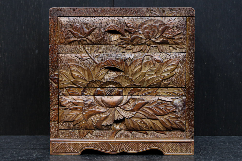 迫力ある花模様が素晴らしい日光彫の小引き出し DC8113 – 古福庵
