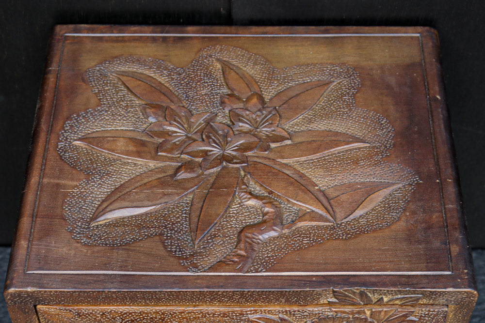 迫力ある花模様が素晴らしい日光彫の小引き出し　DC8113