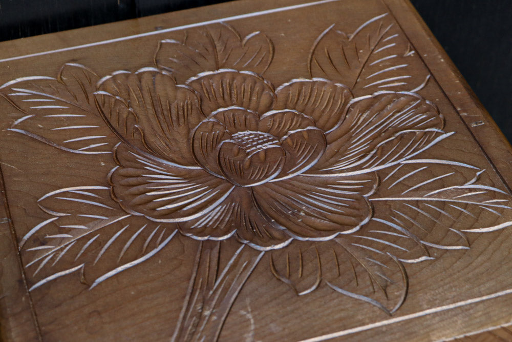 多種多様な花が美しく描かれた日光彫の小引き出し　DC8114