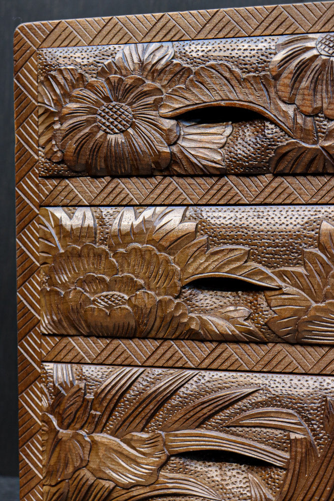 多種多様な花が美しく描かれた日光彫の小引き出し　DC8114