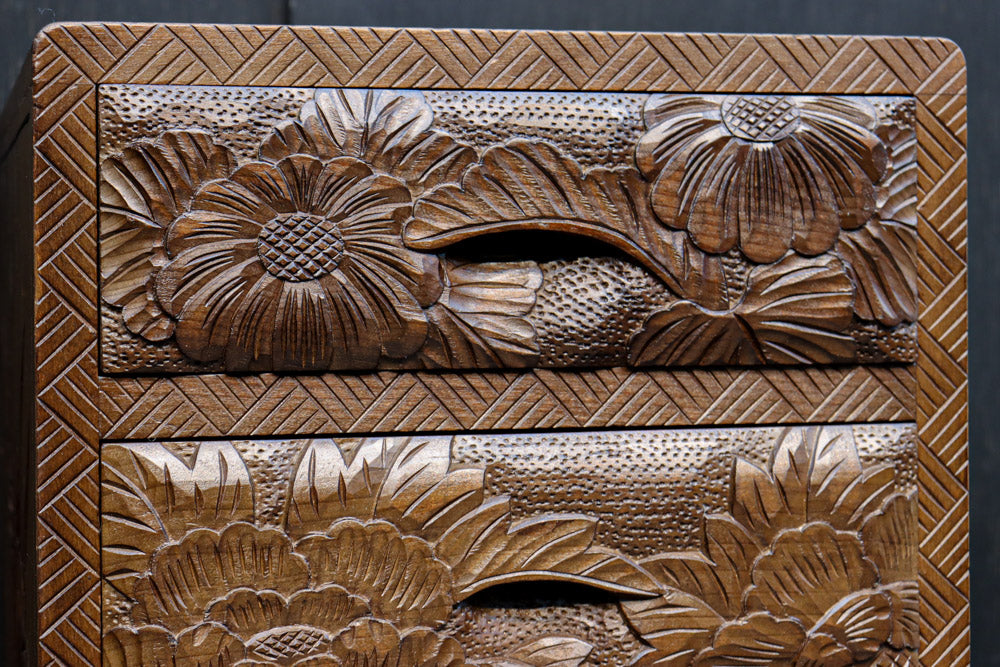 多種多様な花が美しく描かれた日光彫の小引き出し　DC8114