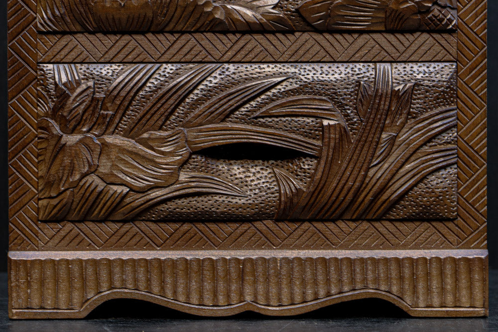 多種多様な花が美しく描かれた日光彫の小引き出し　DC8114