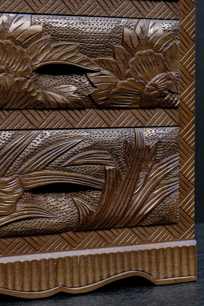 多種多様な花が美しく描かれた日光彫の小引き出し　DC8114