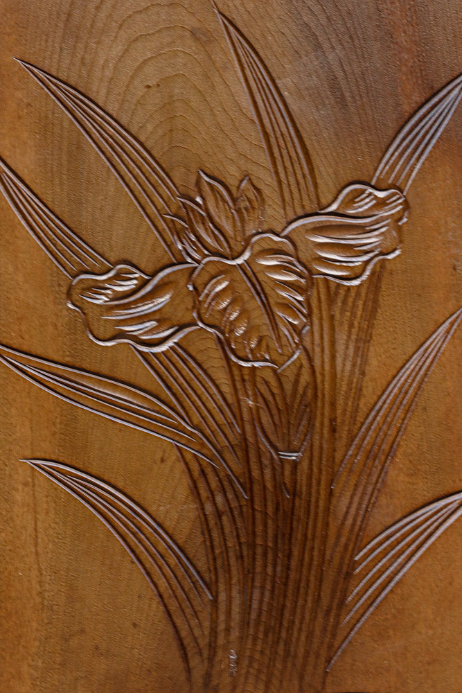 多種多様な花が美しく描かれた日光彫の小引き出し　DC8114