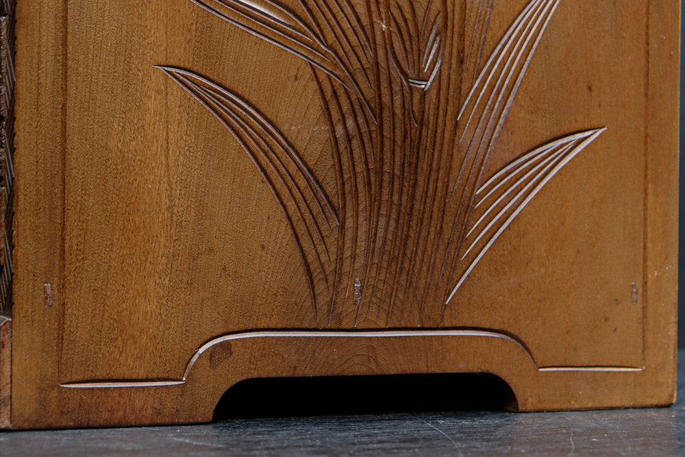 多種多様な花が美しく描かれた日光彫の小引き出し　DC8114