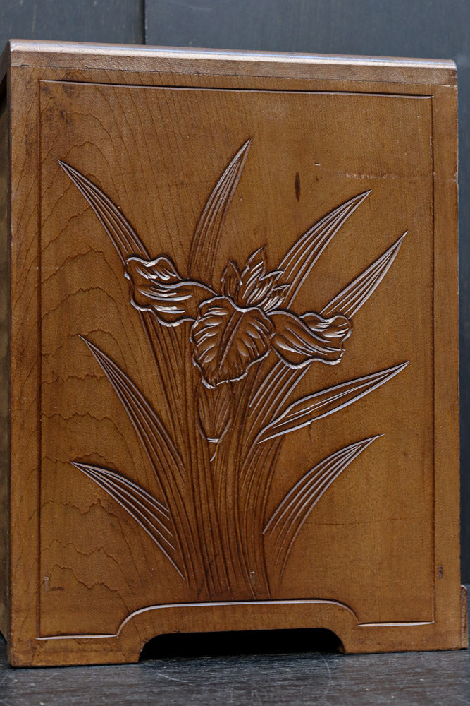 多種多様な花が美しく描かれた日光彫の小引き出し DC8114 – 古福