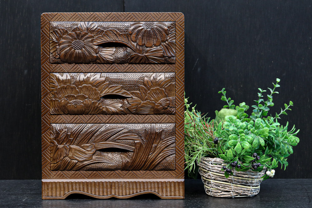 多種多様な花が美しく描かれた日光彫の小引き出し DC8114 – 古福庵