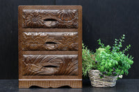 多種多様な花が美しく描かれた日光彫の小引き出し　DC8114