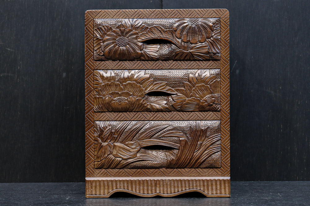 多種多様な花が美しく描かれた日光彫の小引き出し DC8114 – 古福庵