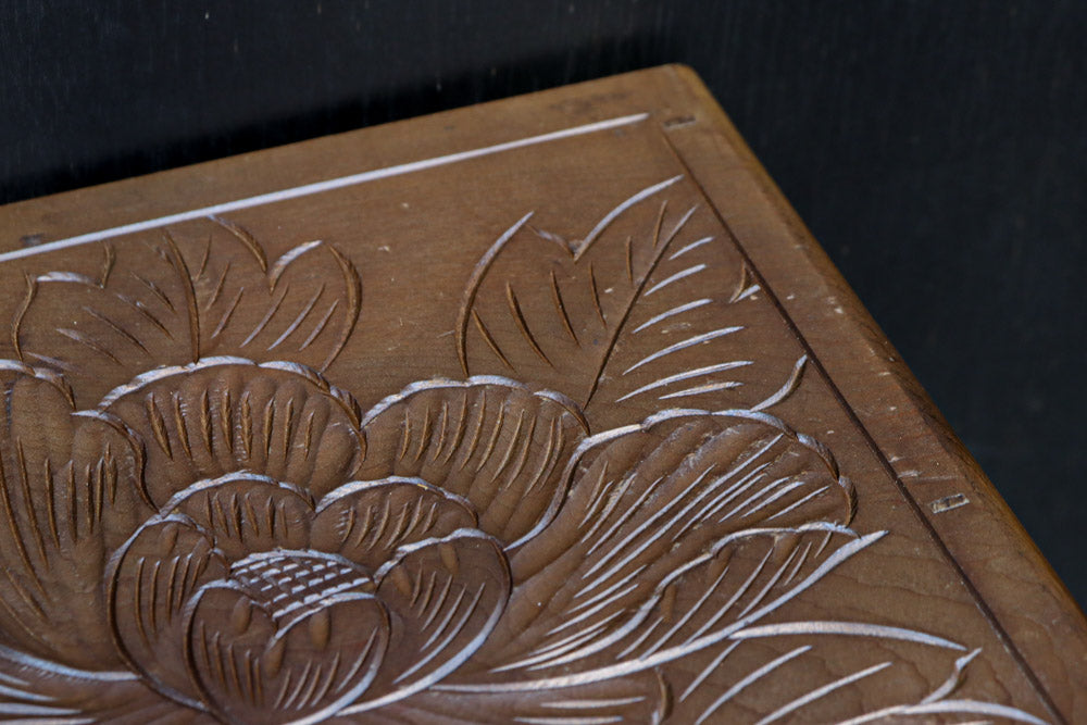 多種多様な花が美しく描かれた日光彫の小引き出し　DC8114