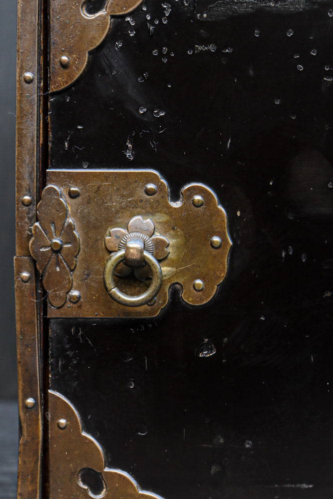 黒漆に桜紋の装飾金具が際立つ極上手許箪笥　DC8116