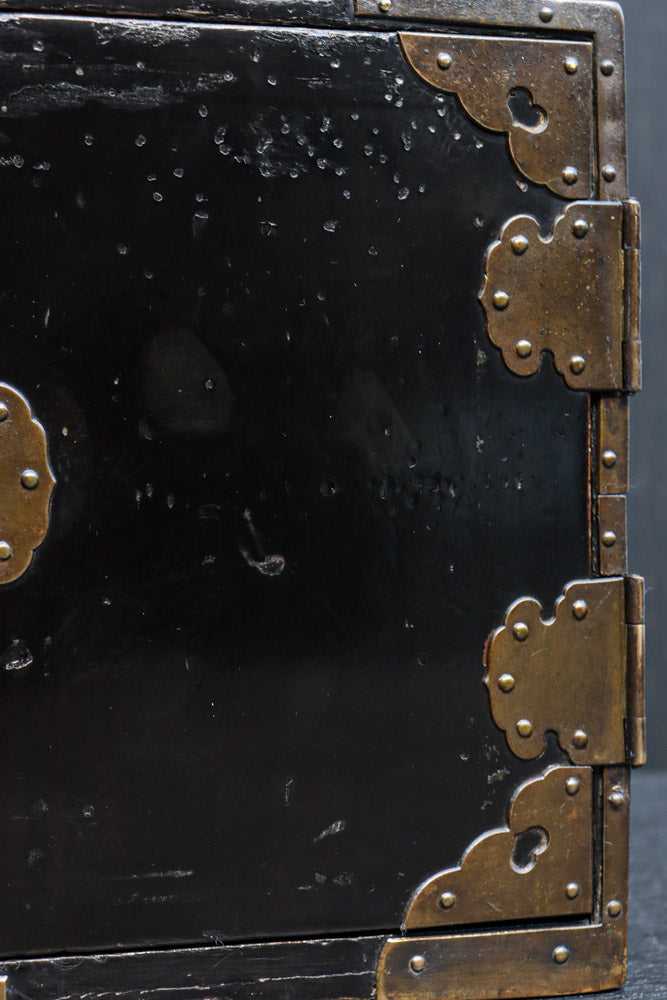 黒漆に桜紋の装飾金具が際立つ極上手許箪笥　DC8116