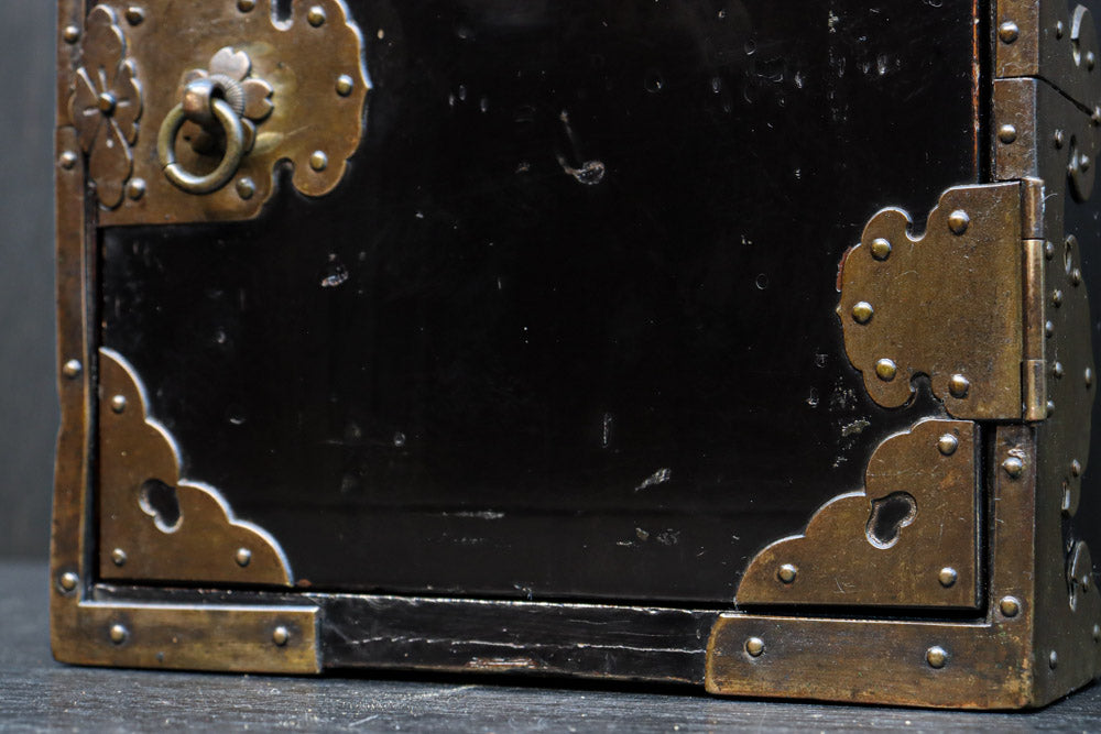 黒漆に桜紋の装飾金具が際立つ極上手許箪笥　DC8116