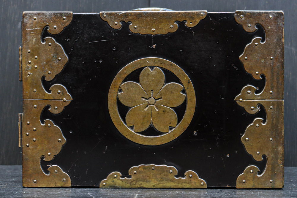 黒漆に桜紋の装飾金具が際立つ極上手許箪笥　DC8116