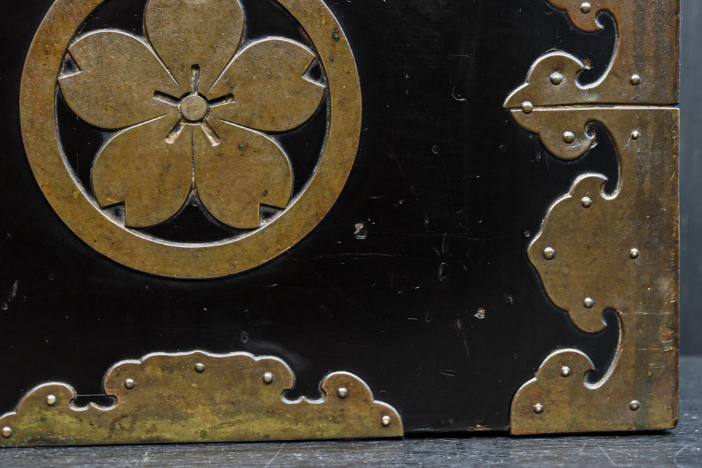 黒漆に桜紋の装飾金具が際立つ極上手許箪笥　DC8116