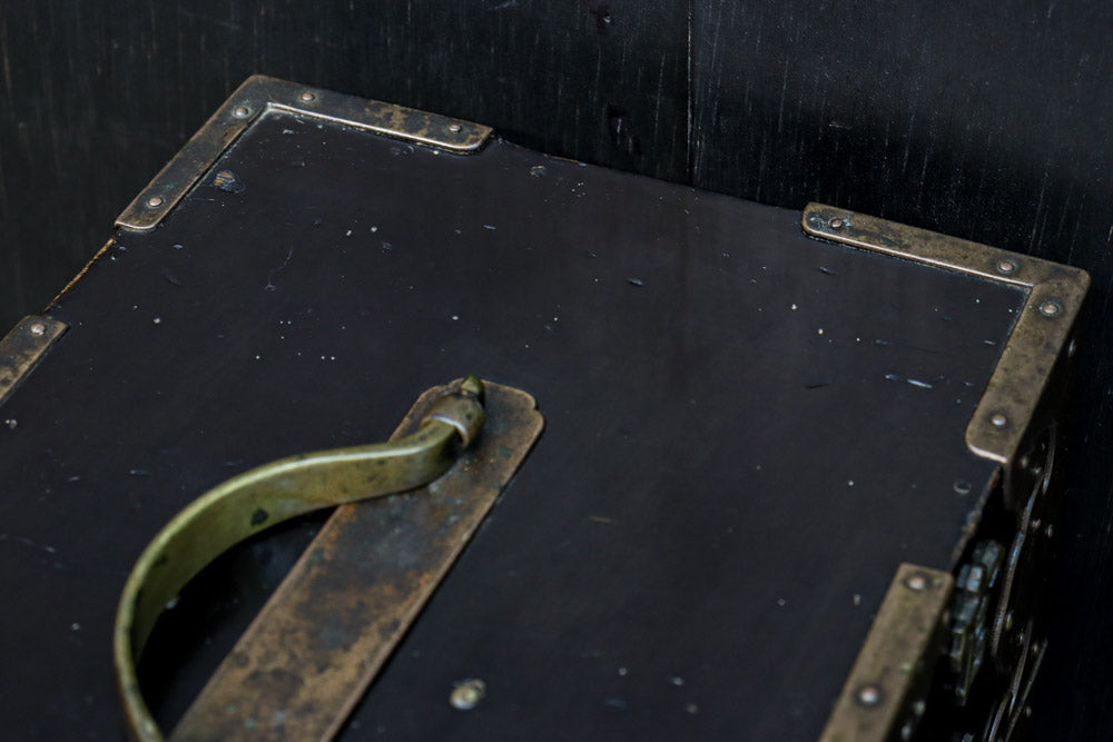 黒漆に桜紋の装飾金具が際立つ極上手許箪笥　DC8116