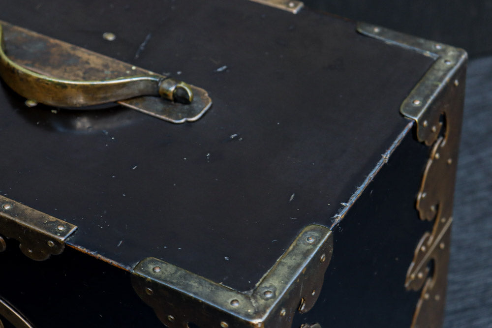 黒漆に桜紋の装飾金具が際立つ極上手許箪笥　DC8116