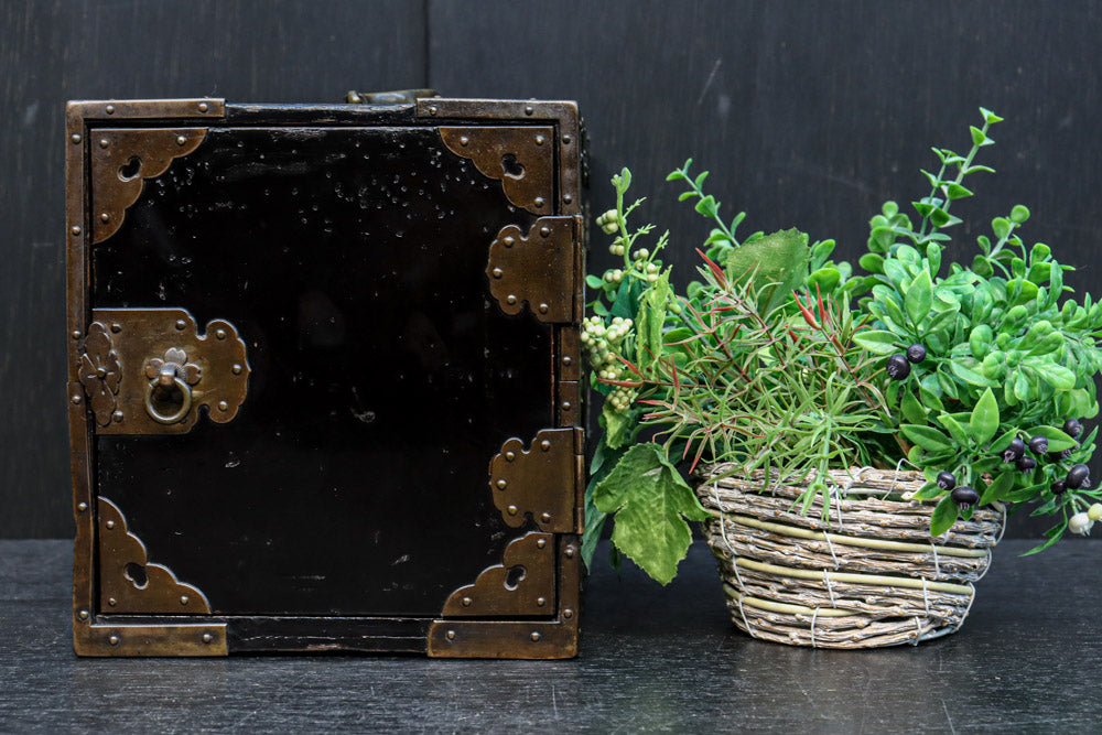 黒漆に桜紋の装飾金具が際立つ極上手許箪笥　DC8116