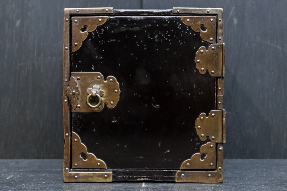 黒漆に桜紋の装飾金具が際立つ極上手許箪笥　DC8116