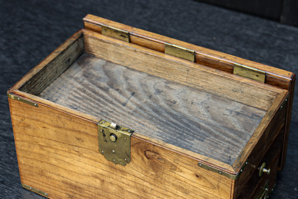 美しい杢目に金具の風格漂う桑材硯箱　DC8120