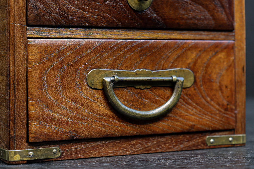 美しい杢目に金具の風格漂う桑材硯箱　DC8120