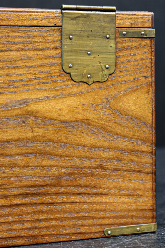 美しい杢目に金具の風格漂う桑材硯箱　DC8120