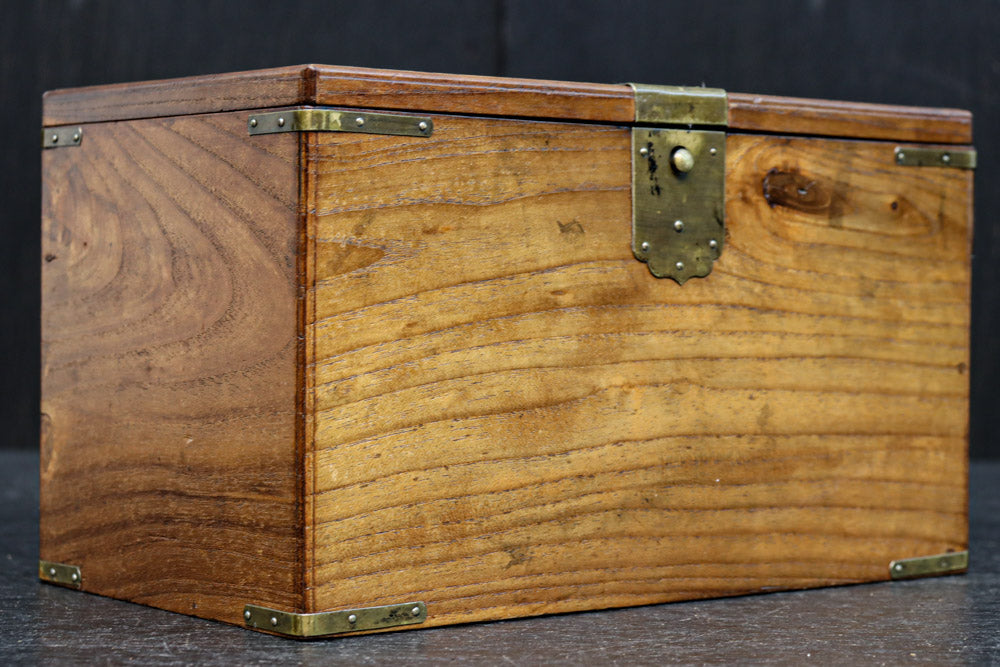 美しい杢目に金具の風格漂う桑材硯箱　DC8120