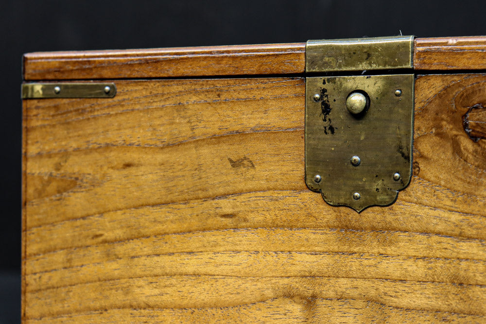 美しい杢目に金具の風格漂う桑材硯箱　DC8120