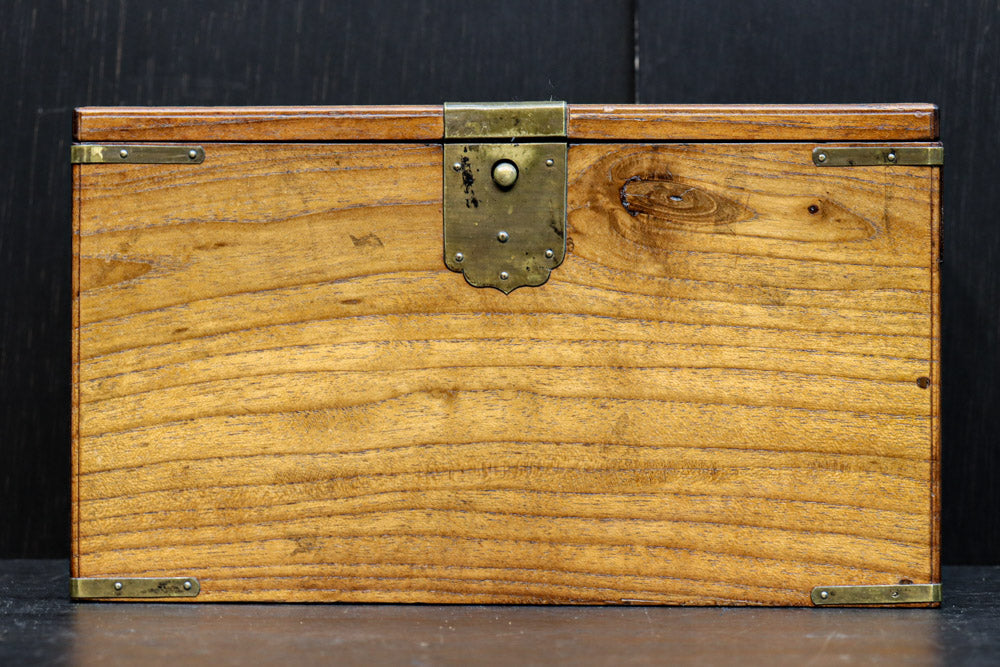 美しい杢目に金具の風格漂う桑材硯箱　DC8120