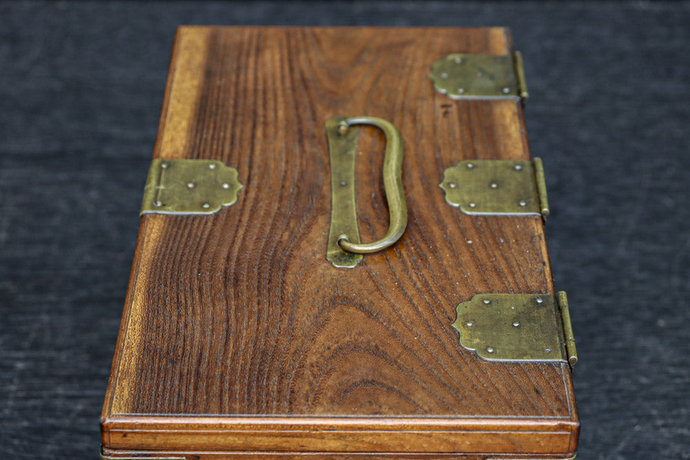 美しい杢目に金具の風格漂う桑材硯箱　DC8120