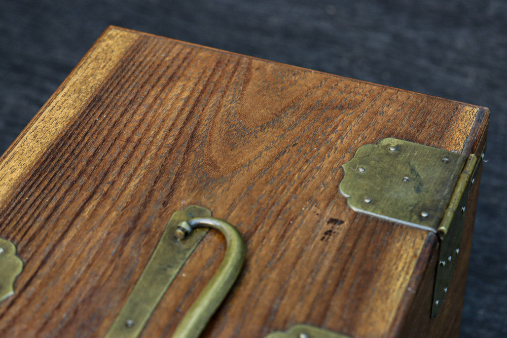 美しい杢目に金具の風格漂う桑材硯箱　DC8120