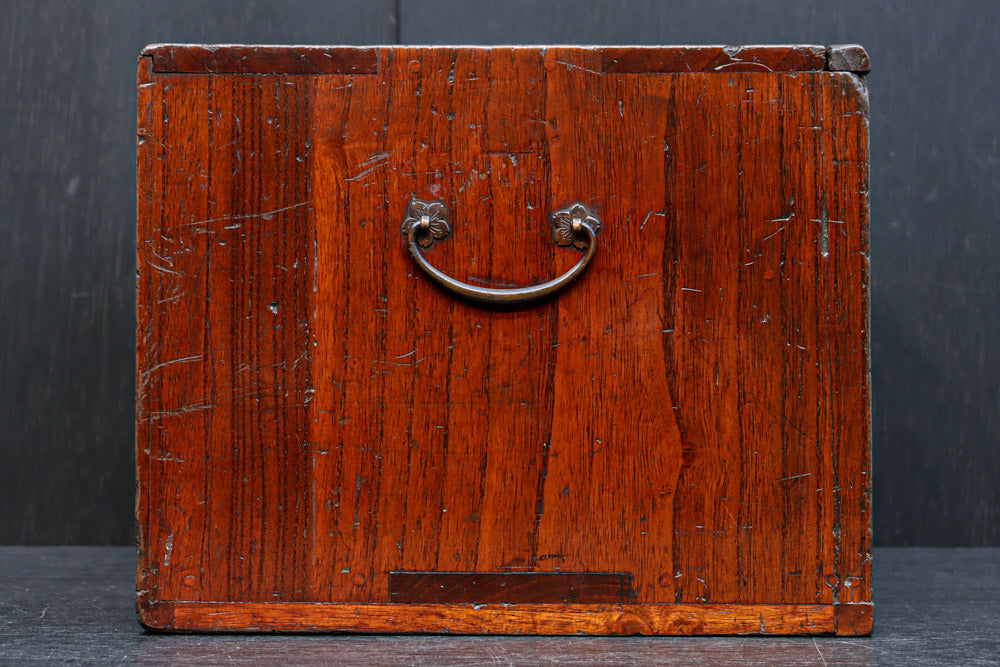 時代を重ねた風合いが趣き深い慳貪戸造りの小引き出し DC8121