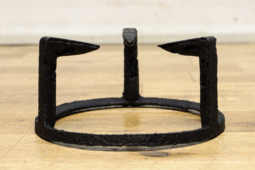 3本爪で貫録の佇まいをした五徳　DC8131