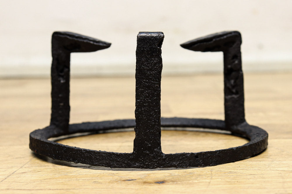 3本爪で貫録の佇まいをした五徳 DC8131 – 古福庵 [ KOFUKUAN