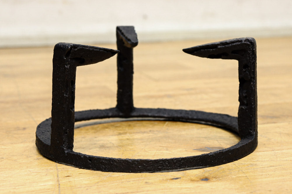 3本爪で貫録の佇まいをした五徳　DC8131