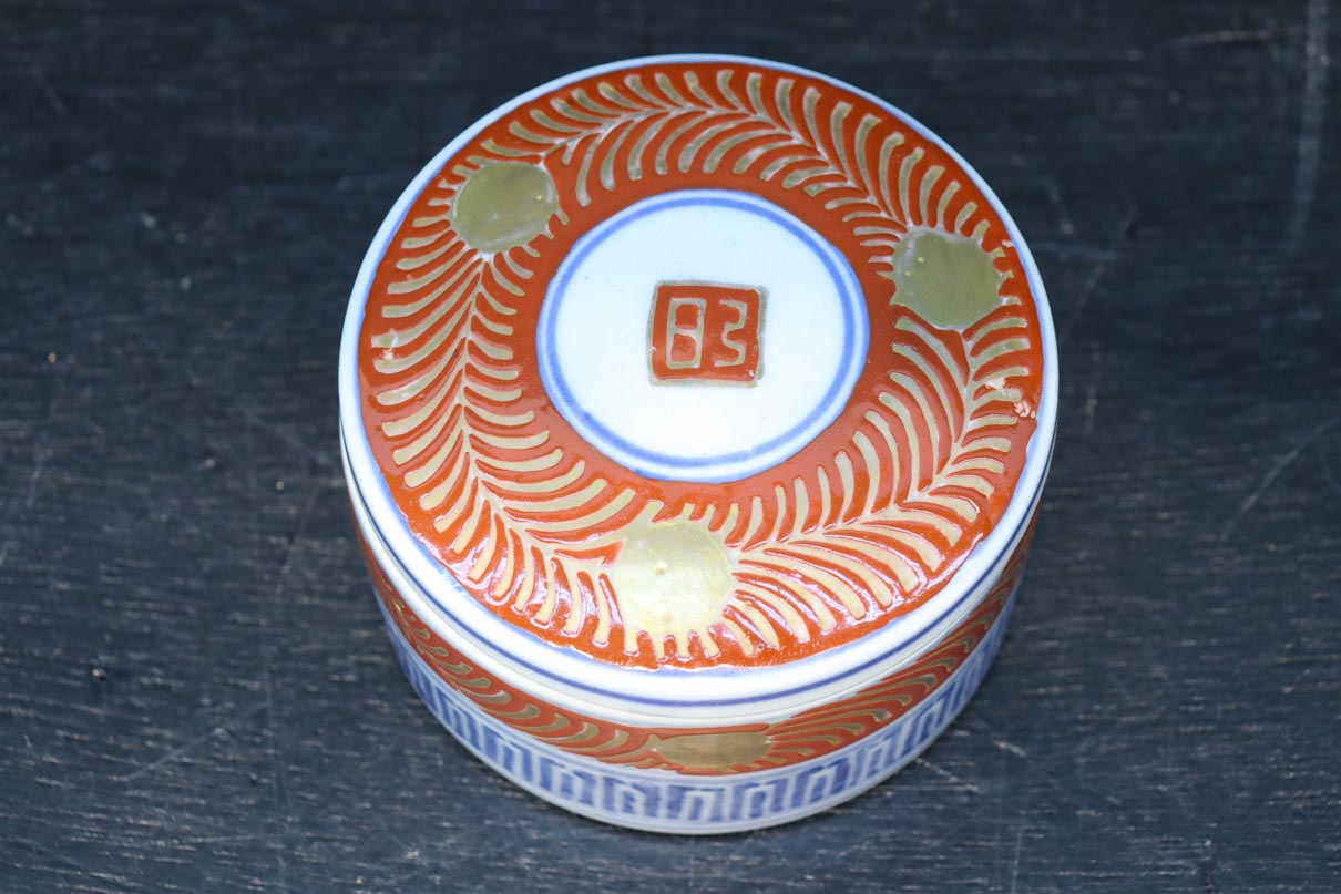 彩り艶やかな陶器の蓋付き小物入れ DC8133 – 古福庵 [ KOFUKUAN