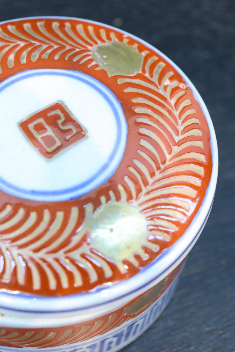 彩り艶やかな陶器の蓋付き小物入れ DC8133 – 古福庵 [ KOFUKUAN