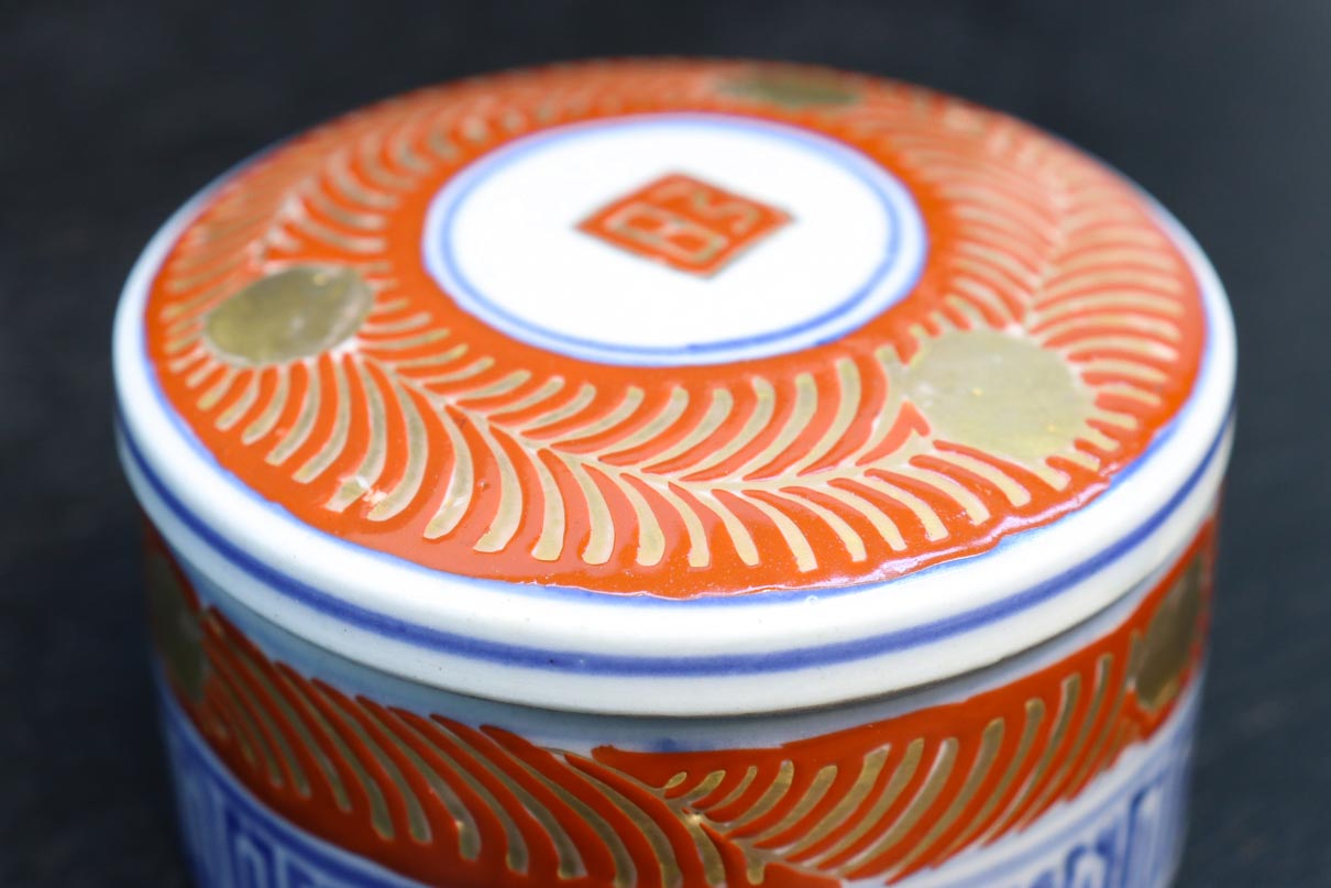 彩り艶やかな陶器の蓋付き小物入れ DC8133 – 古福庵 [ KOFUKUAN