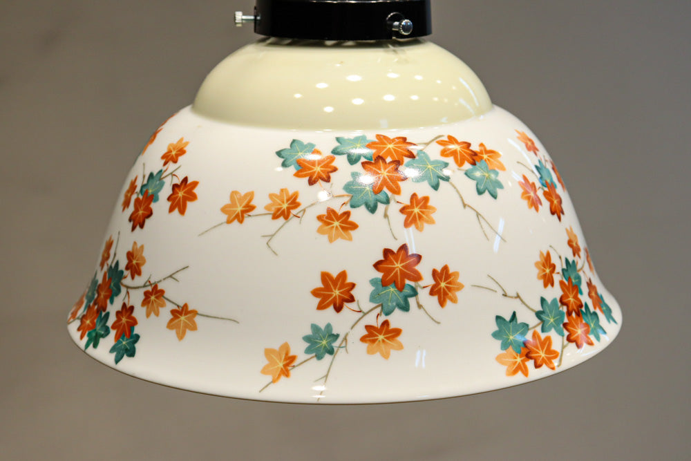 可愛らしい紅葉の絵柄が映えるノリタケの電笠　DC8147